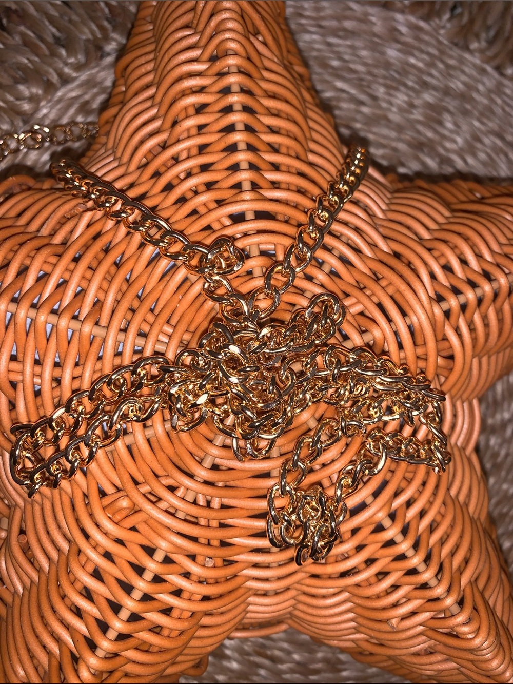 Tommy Bahama Wicker Starfish orange Crossbody purse with gold chain - Picture 4 of 7